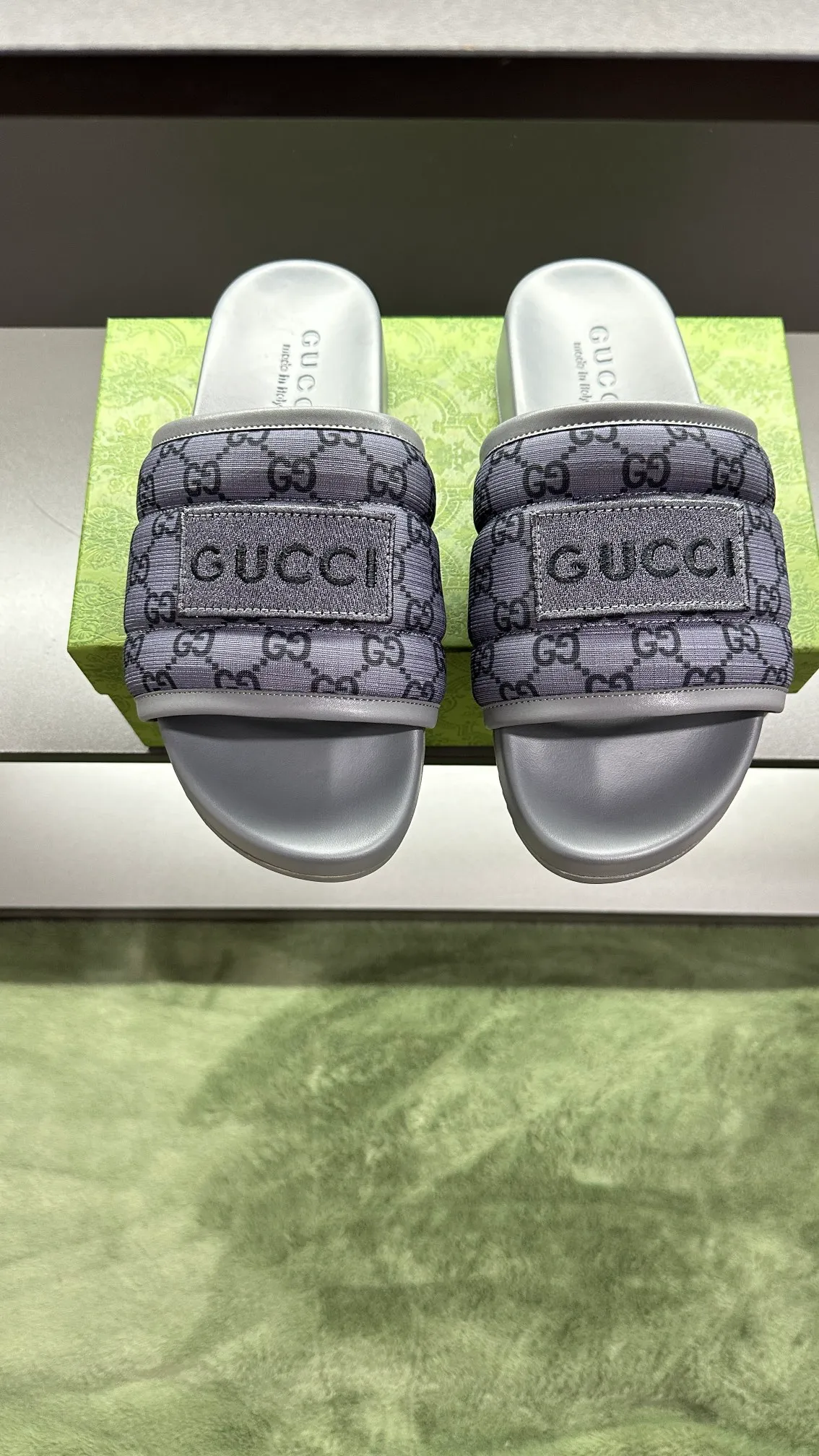 [G Family Couple Style] P: 300💰Female size 36~40 Men's size 39~45, (46. Custom-made Unisex GG slippers This slipper is made of GG polyester fiber and is decorated with a Gucci label on the front, adding a striking logo feel to the style. Beige GG recycled polyester fiber Unisex leather trim "Gucci Made in Italy" embroidered label Rubber sole Flat Made in Italy